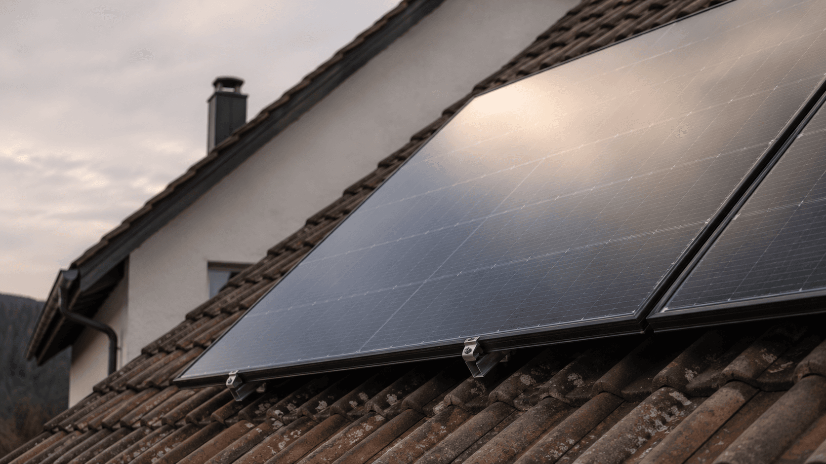 Photovoltaik-Modul auf einem deutschen Einfamilienhaus, weiches Tageslicht.